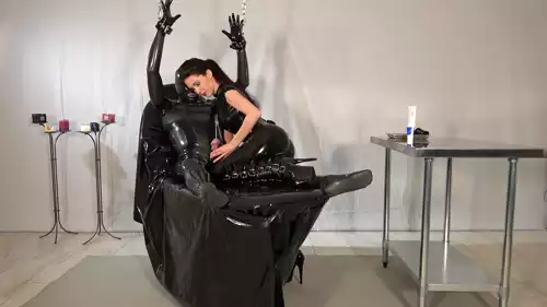 Sesión de Esclava de Látex con Dilatador